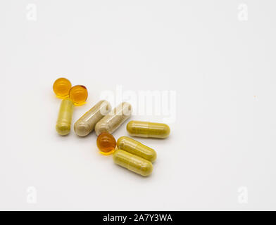 Tabletten und Kapseln auf einem hellen Hintergrund. Stockfoto