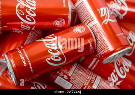 KHARKOV, UKRAINE - OKTOBER 2, 2019: Coca-Cola Logo auf Aluminiumdosen hautnah. Die meisten berühmten Soda drink Product Company Stockfoto