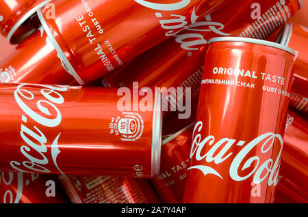 KHARKOV, UKRAINE - OKTOBER 2, 2019: Coca-Cola Logo auf Aluminiumdosen hautnah. Die meisten berühmten Soda drink Product Company Stockfoto