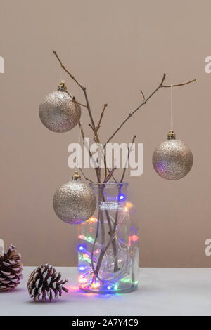 Alternative Christmas Tree Konzept. Weihnachtsbaum aus Branchen und mit goldenen Kugeln dekoriert Stockfoto