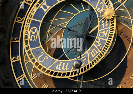 - Nahaufnahme Blick auf ein mechanisches Meisterwerk des Mittelalters: Der Prager astronomische Uhr am Altstädter Ring in Prag, Tschechische Republik Stockfoto