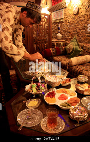 Junger Mann an einer traditionellen Teezeremonie im Teehaus in Baku, Aserbaidschan Stockfoto