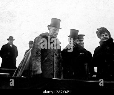 Präsident Woodrow Wilson, Woodrow Wilson und französischen Botschafter Jusserand an Weihnachten Überprüfung der A.E.F. Humes, Haute Marne, Frankreich ca. 12/25/1918 Stockfoto