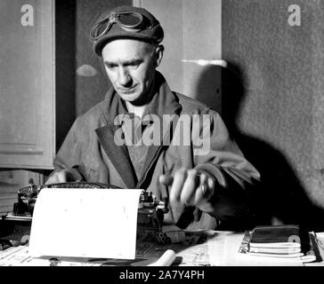 Dies ist ein Foto von Ernie Pyle, berühmten kriegsberichterstatter. Fünfte Armee, Brückenkopf von Anzio, Italien. 163 Signal Foto Co.Ca. 3/18/1944 Stockfoto