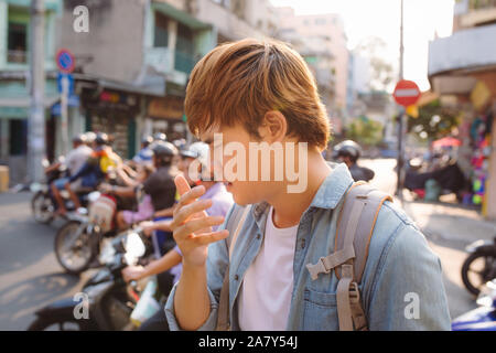 Männliche Touristen Backpacker Reise Sommer traveler Urlaub in der Stadt. Stockfoto