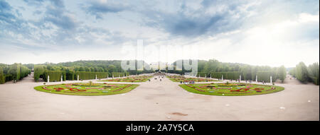Schloss Schönbrunn Schloss Park und Glorietta Pavillon im Hintergrund, Wien, Österreich Stockfoto