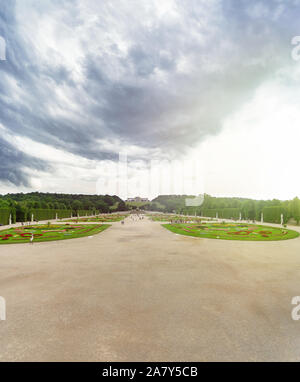 Schloss Schönbrunn Schloss Park und Glorietta Pavillon im Hintergrund, Wien, Österreich Stockfoto