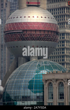 Detailansicht der bunten Kugeln des Oriental Pearl Radio- und TV-Turm, vom Bund in Shanghai, Volksrepublik China Stockfoto