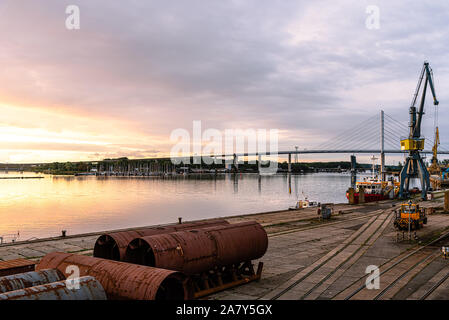 Panoramablick auf die kommerziellen Hafen von Stralsund mit Krane bei Sonnenaufgang gegen die Brücke zur Insel Rügen Stockfoto