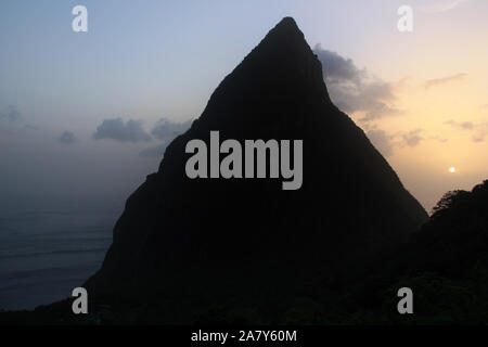 Petit Piton in der Nähe von Soufrière auf Saint Lucia in der Karibik Division der Sonnenuntergang Himmel in ein schönes blau und orange Farbe Stockfoto