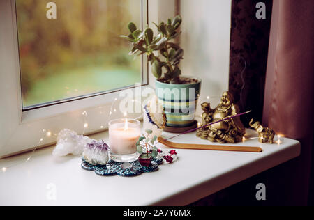 Feng Shui Altar zu Hause im Wohnzimmer oder Schlafzimmer. Gewinnung von Reichtum und Wohlstand. Crystal Cluster, Kabel Baum mit Edelsteinen, goldene smili Stockfoto