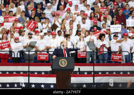 Lexington, USA. 4 Nov, 2019. Us-Präsident Donald Trump Gesten während einer Wahlkampfveranstaltung in Lexington, Kentucky, USA, November 4, 2019. Trump eine Kundgebung abhielten hier am Montag Abend, in der Hoffnung auf Steigerung der republikanische Gouverneur Matt Bevin am Vorabend der gubernatorial Wahl von Kentucky. Credit: Hu Diesie/Xinhua/Alamy leben Nachrichten Stockfoto