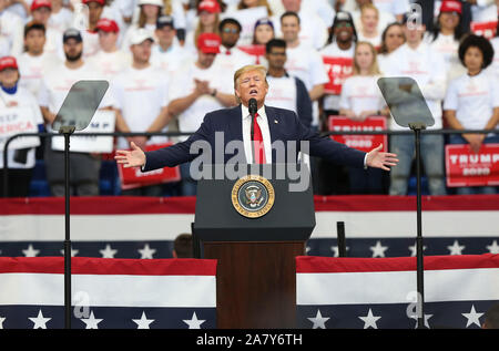 Lexington, USA. 4 Nov, 2019. Us-Präsident Donald Trump beteiligt sich an einer Kundgebung in Lexington, Kentucky, USA, November 4, 2019. Trump eine Kundgebung abhielten hier am Montag Abend, in der Hoffnung auf Steigerung der republikanische Gouverneur Matt Bevin am Vorabend der gubernatorial Wahl von Kentucky. Credit: Hu Diesie/Xinhua/Alamy leben Nachrichten Stockfoto