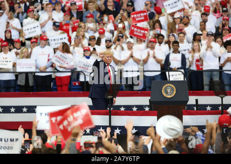 Lexington, USA. 4 Nov, 2019. Us-Präsident Donald Trump Gesten während einer Wahlkampfveranstaltung in Lexington, Kentucky, USA, November 4, 2019. Trump eine Kundgebung abhielten hier am Montag Abend, in der Hoffnung auf Steigerung der republikanische Gouverneur Matt Bevin am Vorabend der gubernatorial Wahl von Kentucky. Credit: Hu Diesie/Xinhua/Alamy leben Nachrichten Stockfoto