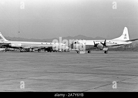 Die VP-3A Orion Flugzeuge, die von ADM James A. Lyons jr., Oberbefehlshaber der US-Pazifikflotte, Taxis auf der Flucht Line bei der Ankunft am Flughafen von Qingdao. Lyons und seine Mitarbeiter werden nach Hawaii an Bord der Flugzeuge auf den Abschluss eines port Besuch von U.S. Navy Schiffe zurück. Dies ist das erste Mal ein Orion in China gelandet ist. Stockfoto