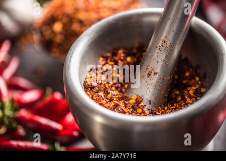 Getrocknete Masse Chili in Mörtel hautnah. Stockfoto