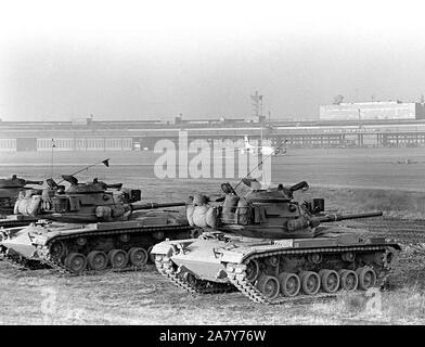 M-60 Kampfpanzer von Co.F, 40 Rüstung, Berlin Bde., durchmachen Trockenfeuern proficiency Training an zentralen Flughafen Tempelhof. Stockfoto