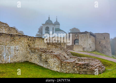 Nebligen Herbstmorgen in der antiken Stadt Izborsk. St.-Nikolaus-Kirche in der Festung. 29.09. 2019. Pskow. Stockfoto