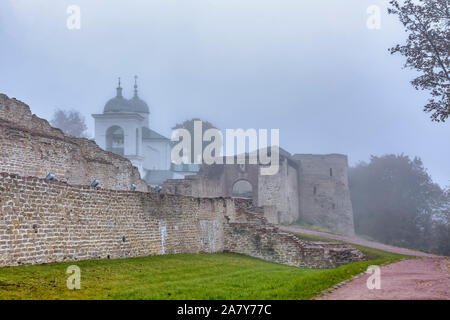 Nebligen Herbstmorgen in der antiken Stadt Izborsk. 29.09. 2019. Pskow. St.-Nikolaus-Kirche in der Festung. Stockfoto