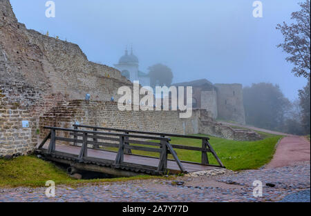 Nebligen Herbstmorgen in der antiken Stadt Izborsk. St.-Nikolaus-Kirche in der Festung. 29.09. 2019. Pskow. Stockfoto