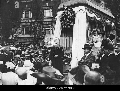 7/15/1918 - Zeremonien - Tag der Bastille, 1918 - Kaplan der blauen Teufel spricht Bastille Day Feier in N.Y. Canon Gilles B. Cabanel, Kaplan des berühmten französischen blaue Teufel, an der Bastille Day Feier Übungen an der Statue von Jeanne d'Arc, New York City Stockfoto