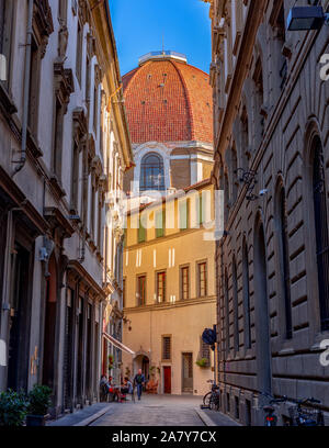 Florenz, Italien - 27. August 2018: FlorenceCathedral Santa Maria del Fiore aus der Gasse mit Morgensonne Stockfoto