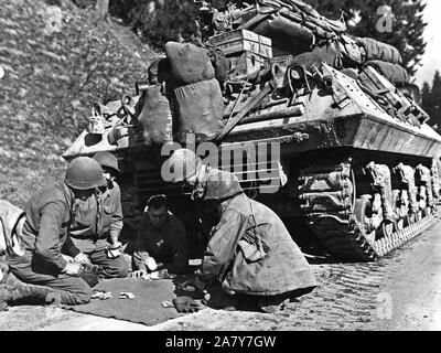 Warten auf den Ausbau einer Straße Block auf der Straße nach Eisfeld, Deutschland, ein Tank destroyer Crew verweilt die Zeit schießen Craps. 28 Division, U.S. dritten Armee, 4/12/45. Stockfoto