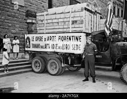 MP wacht vor einem Lkw mit Kunstschätzen von der Deutschen Armee gestohlen und durch die US-Armee wieder geladen. Die Bilder werden der Stadt Florenz zurück. 07/23/1945 111-SC--210396 Stockfoto