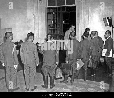 8 19 45 Major General Charles Willoughby, Intelligence Officer auf Personal von General MacArthur, mit Mitgliedern der 16-Mann japanischen Kapitulation Anordnung Delegation gezeigt. Stockfoto