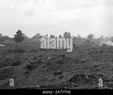 Amerikanische Infanteristen Rennen über ein offenes Feld einer deutschen Bunker zu erreichen, auf der der Deutschen Westwall Abwehr, Eisenboen, Deutschland, 10 9 44 (28 Infanterie Division). Stockfoto