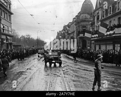 Happy Massen der Franzosen grüße Konvois des 28 Infanterie Division, die durch die Stadt von Colmar, Frankreich, nach seiner Befreiung am 3. Februar 1945 Stockfoto