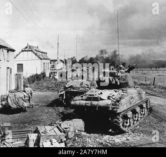 Amerikanische Panzer Fans in der Nähe von Gelin, Belgien zu Knall am Eingeschlossene deutsche Infanterie Stockfoto