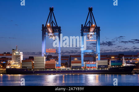 Containerschiff im Hamburger Hafen bei Nacht Stockfoto