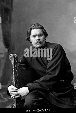 Portrait von Maxim Gorki im Sessel sitzt in einem dunklen Shirt. Stockfoto