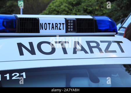 Blaues Licht eines Rettungswagen mit Notarzt die Worte ' ' Stockfoto