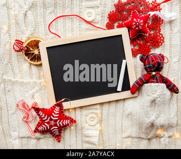 Flach auf Leere Schwarze Schiefertafel für Weihnachtsgeschenke Wunschzettel, eine Karte oder einen Brief zu schreiben, der Weihnachtsmann Weihnachten kommerziellen Hintergrund. Stockfoto