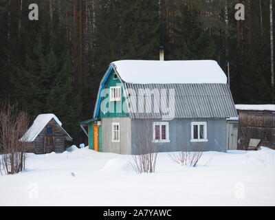 Frame Haus im Dorf. Winter Stockfoto