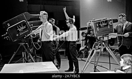 Tamvision der Bediener der Kamera Tuomo Kurikka und Kauno Peltola, Studio Director Raimo Mikkola und Kameramann Lasse Koskinen Film eine Fernsehsendung an Frenckell's Studio in Tampere. YLE Stockfoto