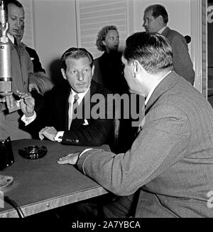 Der amerikanische Schauspieler Danny Kaye für der finnischen Rundfunkgesellschaft 1955 interviewt. Stockfoto