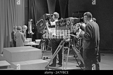 Tamvision der Bediener der Kamera Tuomo Kurikka und Lasse Koskinen Film eine Fernsehsendung an Frenckell's Studio in Tampere. Stockfoto