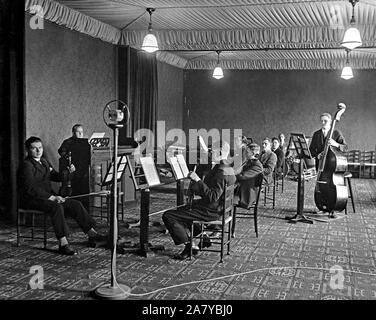 Die finnische Rundfunk Radio Orchestra 1927 Spielen an der Aleksanterinkatu Studio. Stockfoto