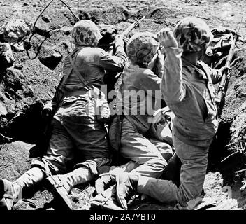 Marine bereitet eine Handgranate aus einem Foxhole auf Iwo Jima Japan zu werfen Stockfoto