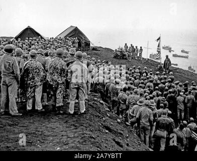 Am Ostermorgen, der gleiche Tag, amerikanische Truppen in Okinawa, saiors, Marines und Soldaten hören Sie Dienste auf einem Vulkan auf Iwo Jima, Mount Suribachi Stockfoto