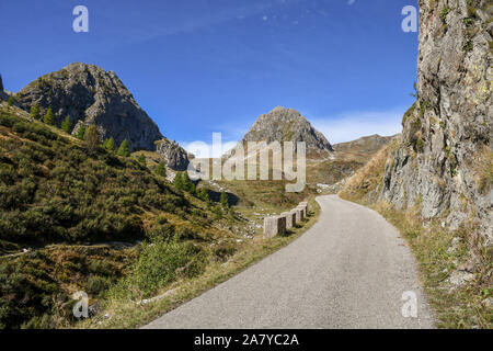 Ansicht der Cottischen Alpen von der Straße zum Colle Fauniera pass mit Punta Parvo und Parvetto felsige Gipfel im Sommer, Castelmagno produzieren, Piemont, Italien Stockfoto