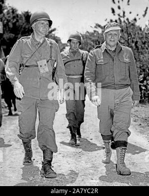 Lt. Gen Simon Bolivar Buckner (links) kommandierenden General der zehnte Armee getötet mit seiner eventuellen Ersatz Marine Maj Gen. Roy Geiger Stockfoto