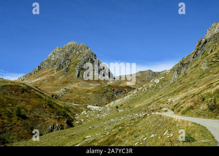 Malerischer Blick auf die Cottischen Alpen von der Straße zum Colle Fauniera pass mit Punta Parvetto felsigen Gipfel im Sommer, Castelmagno produzieren, Piemont, Italien Stockfoto