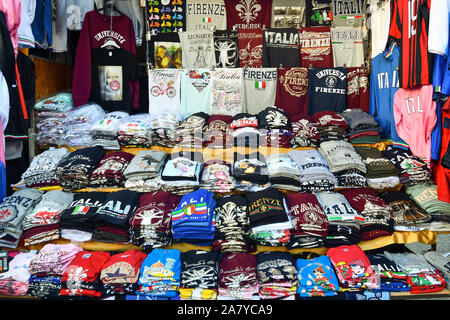 Nahaufnahme einer Straße Marktstand voller Souvenir-T-Shirts für Touristen, Florenz, Toskana, Italien Stockfoto