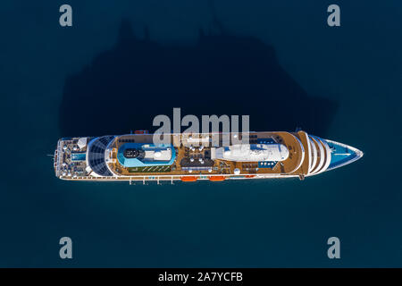 Blick auf die Drohne zu Passagierschiff im Meer Stockfoto