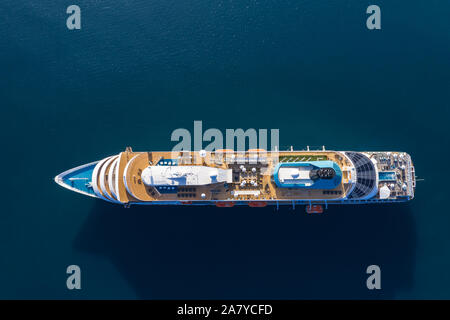 Blick auf die Drohne zu Passagierschiff im Meer Stockfoto