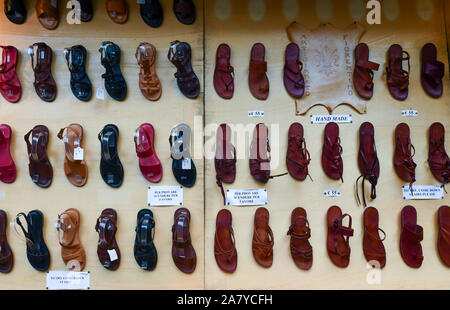 Zeilen aus Leder Sandalen an der Außenwand eines Lederwaren Shop im Stadtzentrum von Florenz, Toskana, Italien ausgesetzt Stockfoto